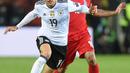 Pemain timnas Jerman, Leon Goretzka dan gelandang Azerbaijan, Rahid Amirguliyev berebut bola pada babak kualifikasi Piala Dunia 2018 zona Eropa di Stadion Fritz Walter, Minggu (8/10). Dua gol Goretzka mewarnai kemenangan Jerman 5-1 (Christof STACHE/AFP)