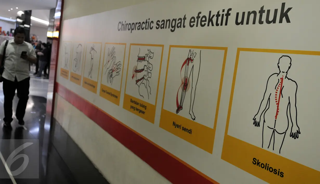 Pengunjung berjalan di dekat klinik Chiropractic First yang berada di FX Senayan, Jakarta, Kamis (7/1). Dinkes DKI bersama Polda Metro Jaya menyegel sejumlah cabang klinik Chiropractic First yang diduga melakukan malapraktik. (Liputan6.com/Gempur M Surya)