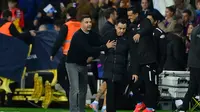 Pelatih Girona, Michel Sanchez menyalami Xavi Hernandez usai kalahkan Barcelona 4-2 di Liga Spanyol (AFP)