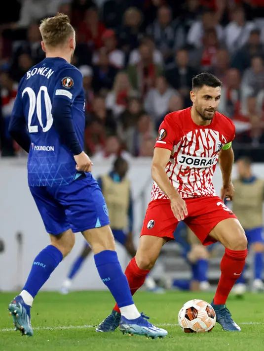 <p>The Hammers unggul cepat pada menit ke-8 lewat aksi Lucas Paqueta yang menerima umpan Jarrod Bowen. Skor 0-1 untuk keunggulan tim tamu. (Philipp von Ditfurth/dpa via AP)</p>