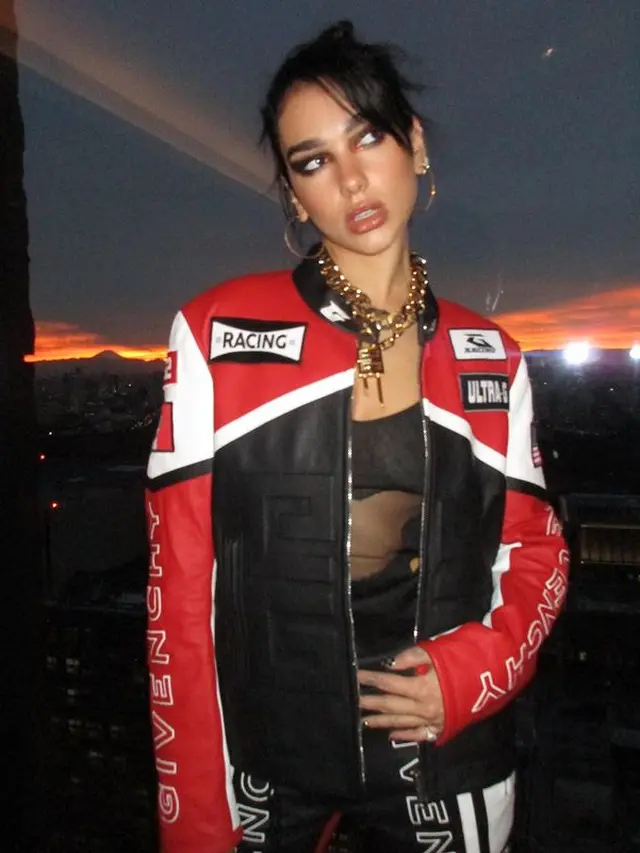 10 Gaya Eksploratif Dua Lipa di Jepang, Costplay Jadi Biker hingga Seniman