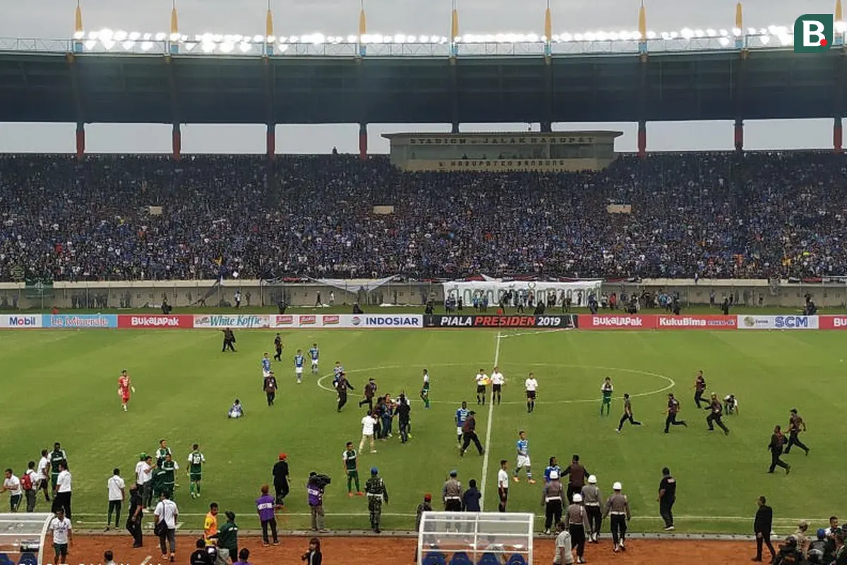 Penonton di Stadion Si Jalak Harupat