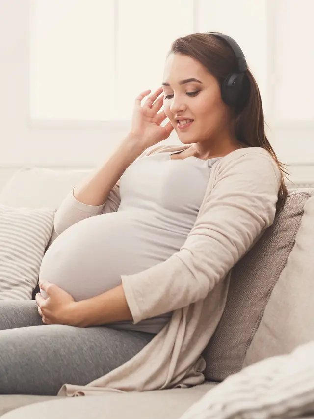 Hamil Mendengarkan Musik