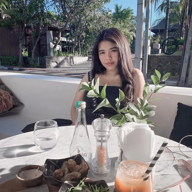 7 Potret Terbaru Rena Oktapia, Adik Mendiang Olga Syahputra yang Makin Menawan