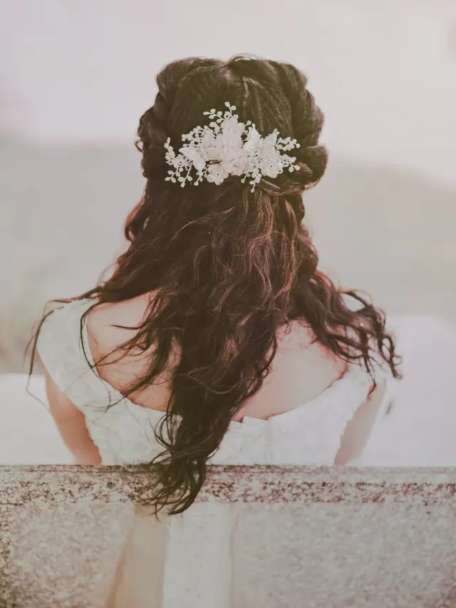 [Bintang] Mengenakan Baju Pengantin, Perempuan Ini Tolong Korban Kecelakaan di Jalan