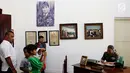 Pengunjung melihat koleksi di salah satu bagian ruangan Museum AH Nasution di Menteng, Jakarta, Sabtu (30/9). (Liputan6.com/Angga Yuniar)