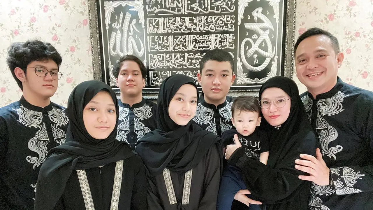 Lyra Virna dan keluarga. (Foto: Instagram @lyravirna)
