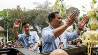 Prabowo Subianto dan Gibran Rakabuming Raka diarak oleh para pendukungnya dari Taman Suropati untuk kemudian menuju ke KPU untuk mendaftarkan Pilpres 2024. (Liputan6.com/Angga Yuniar)