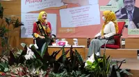Bunda Literasi Jawa Barat Atalia Praratya berbagi pengalamannya menulis lima buah buku dalam lokakarya yang diselenggarakan Dinas Perpustakaan Arsip Daerah Provinsi Jabar, Rabu (23/2/2022). (Foto: Istimewa)