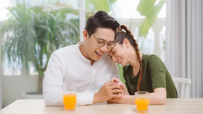 perempuan dan pasangan yang pendiam
