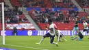 Pemain Inggris Bukayo Saka mencetak gol ke gawang Austria pada pertandingan persahabatan di Stadion Riverside, Middlesbrough, Inggris, Rabu (2/6/2021). Inggris mengalahkan Austria dengan skor 1-0. (Lindsey Parnaby, Pool via AP)
