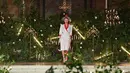 Bella Hadid mengenakan busana rancangan Rodarte untuk Fall/Winter 2020 pada New York Fashion Week: The Shows di New York City, Selasa (11/2/2020). Bella Hadid seolah-olah kembali ke era tahun 50an dalam balutan gaun polkadot merah dan putih dengan kerudung yang menutupi wajahnya. (Angela Weiss/AFP)