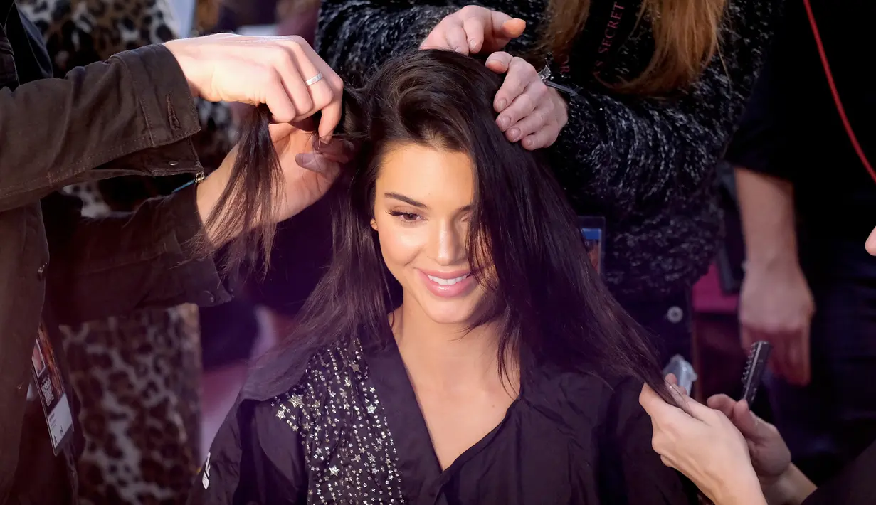 Model Kendall Jenner saat dirapihkan rambutnya di belakang panggung Victoria's Secret Fashion Show 2018 di Pier 94 di New York, AS (8/11).  (AFP Photo/Getty Images/Dia Dipasupil)