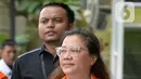 Asisten mantan Komisioner KPU Wahyu Setiawan, Agustiani Tio Fridelia saat akan menjalani pemeriksaan penyidik di Gedung KPK, Jakarta, Senin (27/1/2020). Fridelia diperiksa terkait kasus dugaan penerimaan hadiah atau janji penetapan anggota DPR Terpilih 2019-2024. (merdeka.com/Dwi Narwoko)