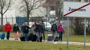 Sejumlah orang berjalan meninggalkan lokasi ledakan di bandara Zaventem dekat Brussels, Belgia, (22/3).Selain terjadi ledakan di Bandara, ledakan juga menghancurkan stasiun metro Maalbeek Brussels. (REUTERS / Francois Lenoir)