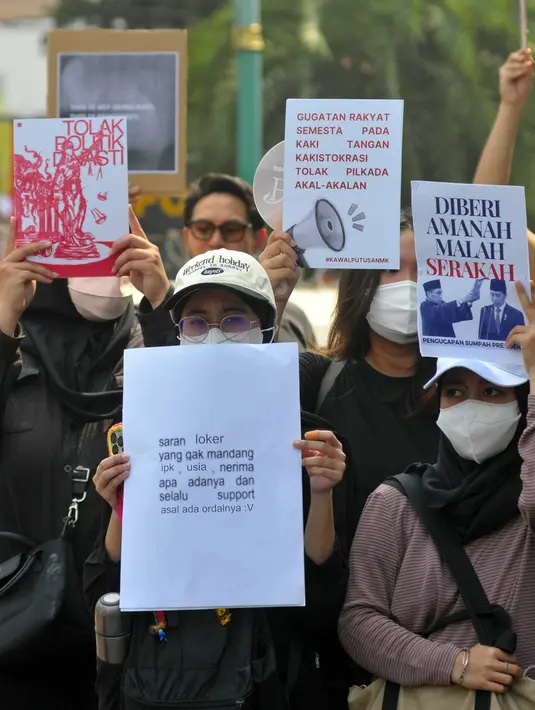 Dalam aksinya, sejumlah mahasiswa membentangkan pamflet berisi kritik terhadap penyelenggaraan negara. (merdeka.com/Imam Buhori)