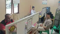 Personel Polres Bengkalis di Polsek Pinggir memeriksa seorang karyawan swasta dengan dugaan penghinaan terhadap lambang negara. (Liputan6.com/M Syukur)
