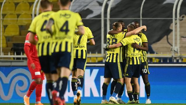FOTO: Fenerbahce Menang, Mesut Ozil Nonton dari Bangku Penonton
