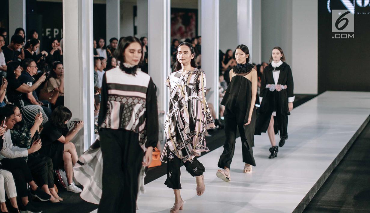 FOTO: Koleksi Busana Kerja Sekaligus Pesta Rinda Salmun di Fashion ...
