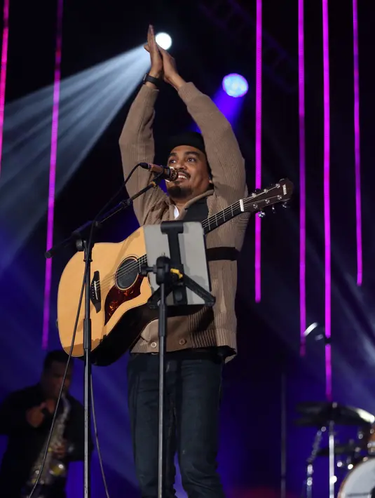 Tak hanya itu, Glenn Fredly juga melantunkan lagu yang membuat suasana menjadi mellow, single yang bertajuk 'Tega' dilantunkan oleh Glenn Fredly. (Andy Masela/Bintang.com)