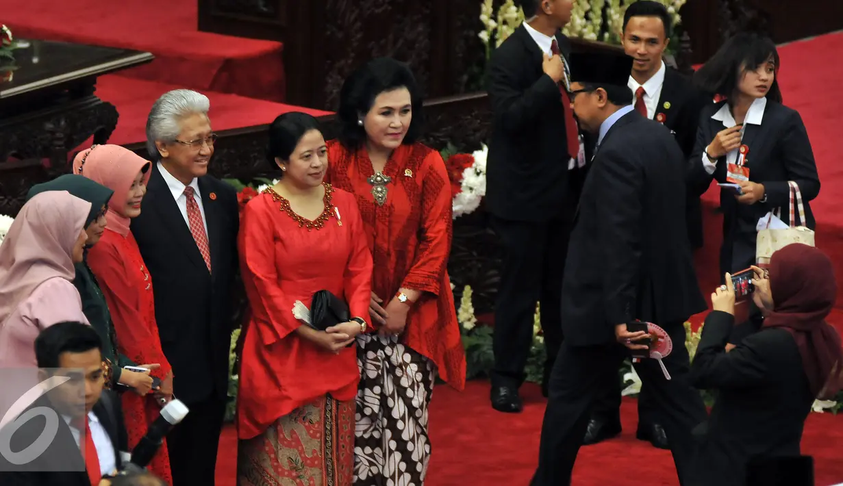 Menteri Puan Maharani berpose bersama sejumlah peserta sidang di Kompleks Parlemen, Senayan, Selasa (16/8). Sidang tersebut beragendakan penyampaian pidato kenegaraan Presiden Joko Widodo. (Liputan6.com/Johan Tallo)