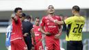 Pemain Persija Jakarta berkordinasi saat melawan Persib Bandung pada laga Liga 1 di Stadion GBLA, Jawa Barat, Minggu (23/9/2018). Persib menang 3-2 atas Persija. (Bola.com/M Iqbal Ichsan)