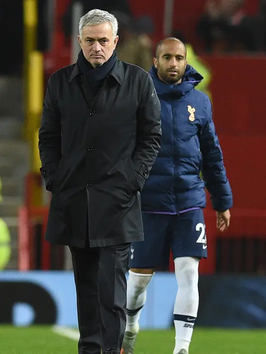 Ekspresi Pelatih Tottenham Hostpur, Jose Mourinho saat berjalan usai pertandingan melawan Manchester United pada lanjutan Liga Inggris di Old Trafford, Rabu (4/12/2019). Mourinho gagal mengalahkan Manchester United mantan klub yang pernah dilatihnya. (AFP Photo/Oli Scarff)