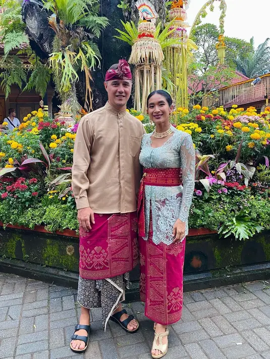 Dirinya juga kerap mengunggah momen dengan sang suami saat memakai busana tradisional khas Bali. Penampilan pasangan selebriti ini pun sering banjir pujian. (Liputan6.com/IG/@happysalma)