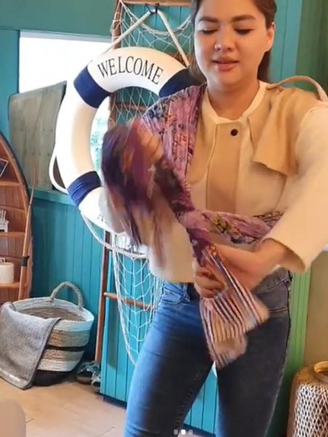 Tampil Sederhana, Ini 6 Potret Vicky Pakai Kain Jarik saat Momong Buah Hati