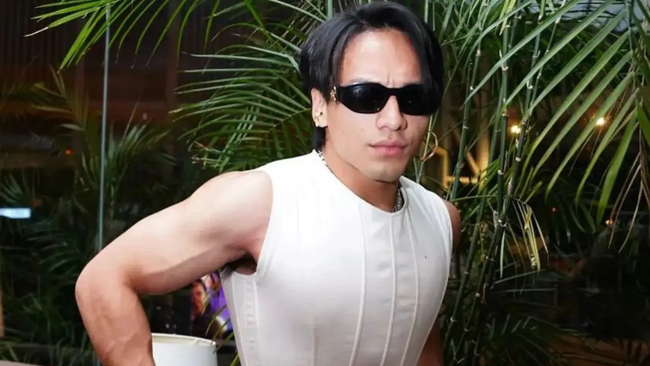 6 Potret Jefri Nichol Bergaya Genderless Fashion di Gala Premiere Sri Asih, Curi Perhatian Pakai Tanktop