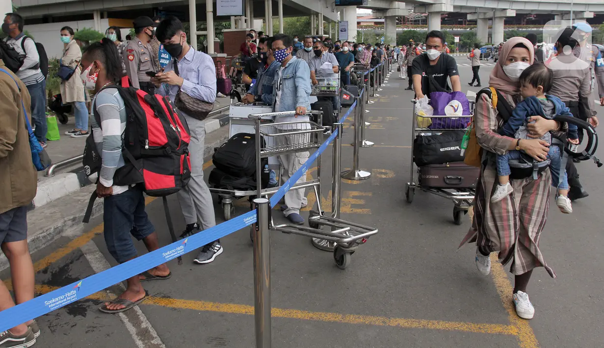 Antrean calon penumpang yang akan melakukan rapid test antigen di Terminal 2 Bandara Soekarno-Hatta, Tangerang, Banten, Selasa (22/12/2020). Layanan rapid test antigen dibanderol dengan harga Rp 200 ribu. (merdeka.com/Arie Basuki)