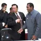 Agung Laksono, Fadel Muhammad ( kiri), dan Gubernur Maluku Karel A. Ralahalu (kanan) usai rapat koordinasi, membahas persiapan Sail Banda yang akan dilaksanakan Agustus 2010. (Antara)