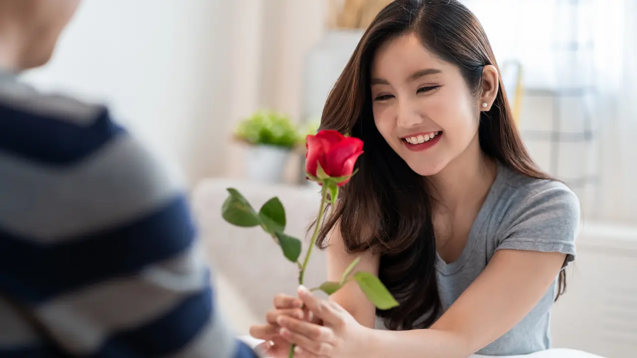 perempuan dan pasangan oktober bunga mawar