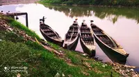 Sensasi susur sungai Klawing, Desa Wisata Kedungbenda, Purbalingga dengan perahu tradisional. (Foto: Liputan6.com/Kominfo Purbalingga)