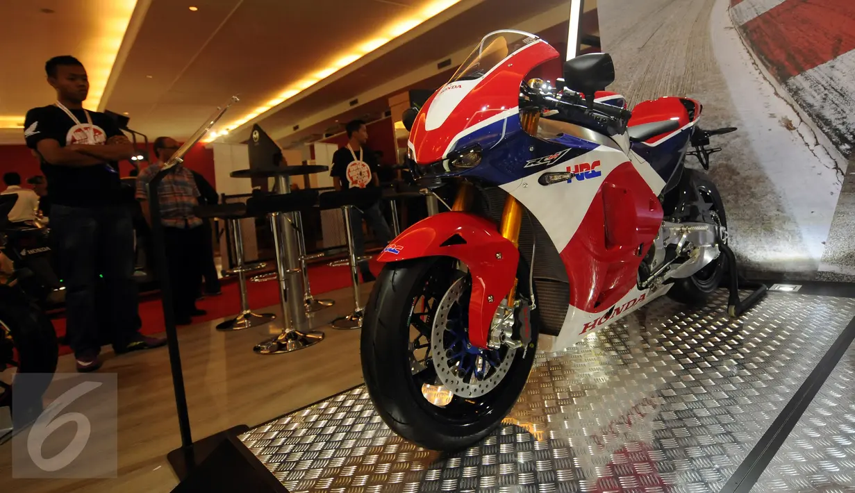 Pengunjung melihat motor Honda RC213V-S yang dipamerkan di IIMS 2016 di JIEXPO Kemayoran, Jakarta, Selasa (12/4/2016). Di Eropa, Honda RC213V-S dibanderol sekitar 2,9 miliar rupiah dan belum dipasarkan di Indonesia. (Liputan6.com/Helmi Fithriansyah)