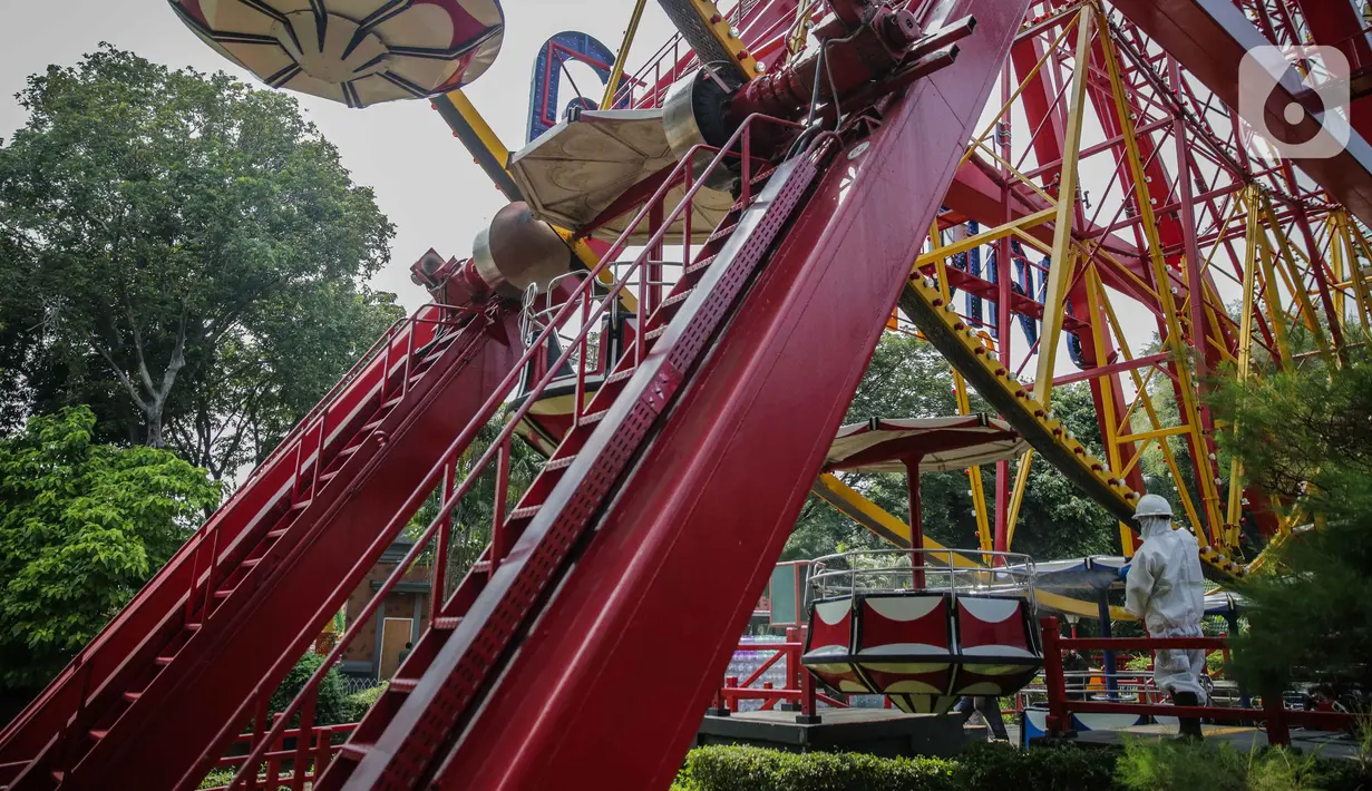 Petugas mengenakan pakaian pelindung menyemprotkan disinfektan di Dunia Fantasi (Dufan), Ancol, Jakarta, Sabtu (14/3/2020). Pembersihan sejumlah wahana di Dufan dengan menggunakan cairan disinfektan guna mengantisipasi penyebaran virus corona (Covid-19). (Liputan6.com/Faizal Fanani)