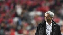 Pelatih Manchester United, Jose Mourinho, tersenyum usai tim nya menang atas Benfica pada laga Liga Champions di Stadion Luz, Kamis (19/10/2017). Manchester United menang 1-0 atas Benfica. (AFP/Patricia De Melo Moreira)