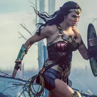 Aksi Gal Gadot saat memerankan perannya saat syuting film terbarunya, Wonder Woman. Wonder Woman adalah film pahlawan super tahun yang berdasarkan DC Comics karakter, dan filmnya didistribusikan oleh Warner Bros. Pictures. (AP Photo)