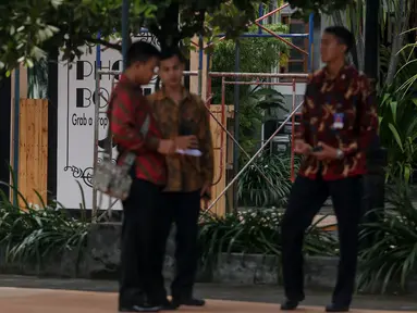 Sejumlah anggota Paspampres berpakaian batik berjaga di sekitar Gedung Graha Saba Buana, Solo, Selasa (9/6/2015). Gedung tersebut akan digunakan sebagai tempat resepsi Gibran Rakabuming Raka dan Selvi Ananda pada 11 Juni 2015. (Liputan6.com/Faizal Fanani)