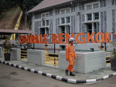 Pekerja berjalan di depan gedung Pembangkit Listrik Tenaga Air (PLTA) Bengkok, Bandung, Jawa Barat, Jumat (19/10). PLTA Bengkok merupakan pembangkit bersejarah peninggalan Belanda yang dibangun pada tahun 1918. (Liputan6.com/Faizal Fanani)