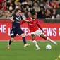 Pemain Manchester United (MU) Marcus Rashford dan Jay Barnett (kiri)&nbsp;berebut bola dalam pertandingan pramusim antara Setan Merah melawan Melbourne Victory di Melbourne Cricket Ground pada Jumat, 15 Juli 2022. MU menang 4-1 di laga tersebut. (Martin KEEP / AFP)