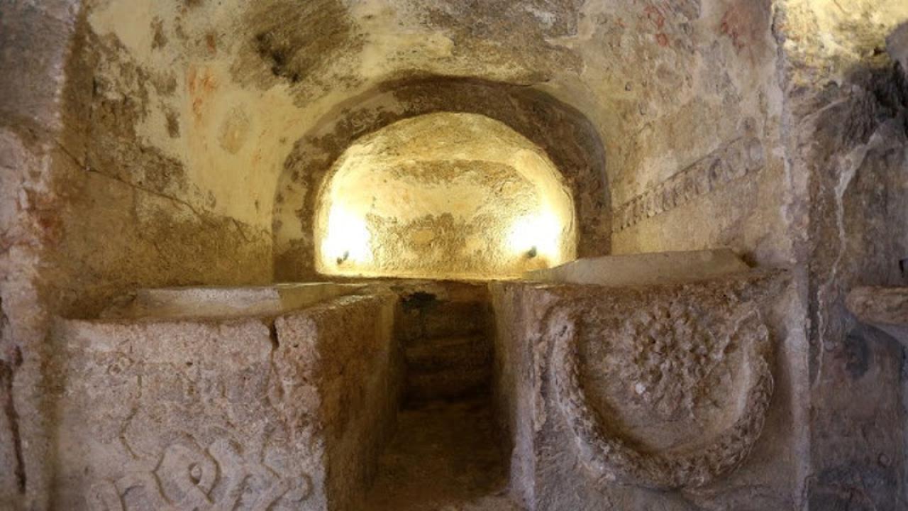 Serunya Menapak Tilas Gua Ashabul Kahfi di Yordania