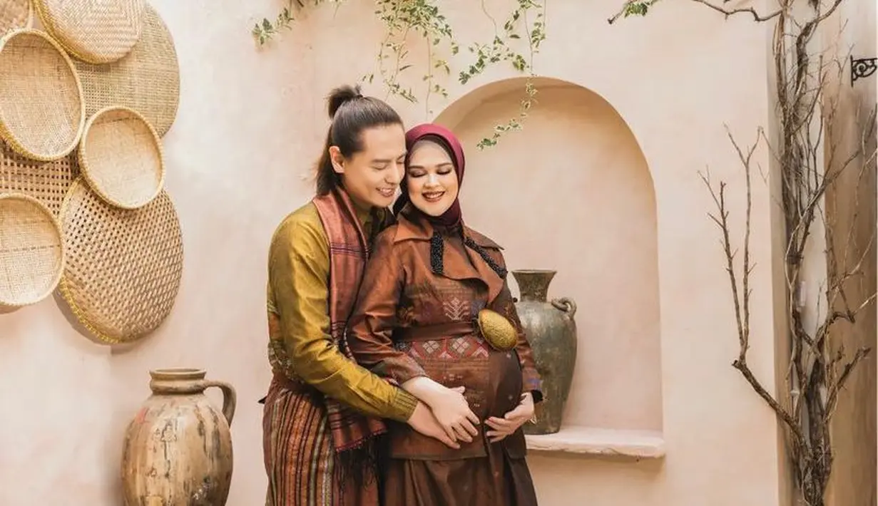 Sang desainer, Zul Said mengungkapkan dalam akun Instagram pribadinya bahwa busana keduanya merupakan berbahan tenun wastra kota Medan. (Instagram/riomotret).