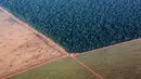 Pantauan foto udara hutan hujan Amazon (kiri), yang berbatasan dengan lahan gundul disiapkan untuk penanaman kedelai, Negara Mato Grosso di barat Brasil, (4/10). Brasil akan menghasilkan rekor 97.800.000 ton kedelai di 2015-2016.  (REUTERS/Paulo Whitaker)