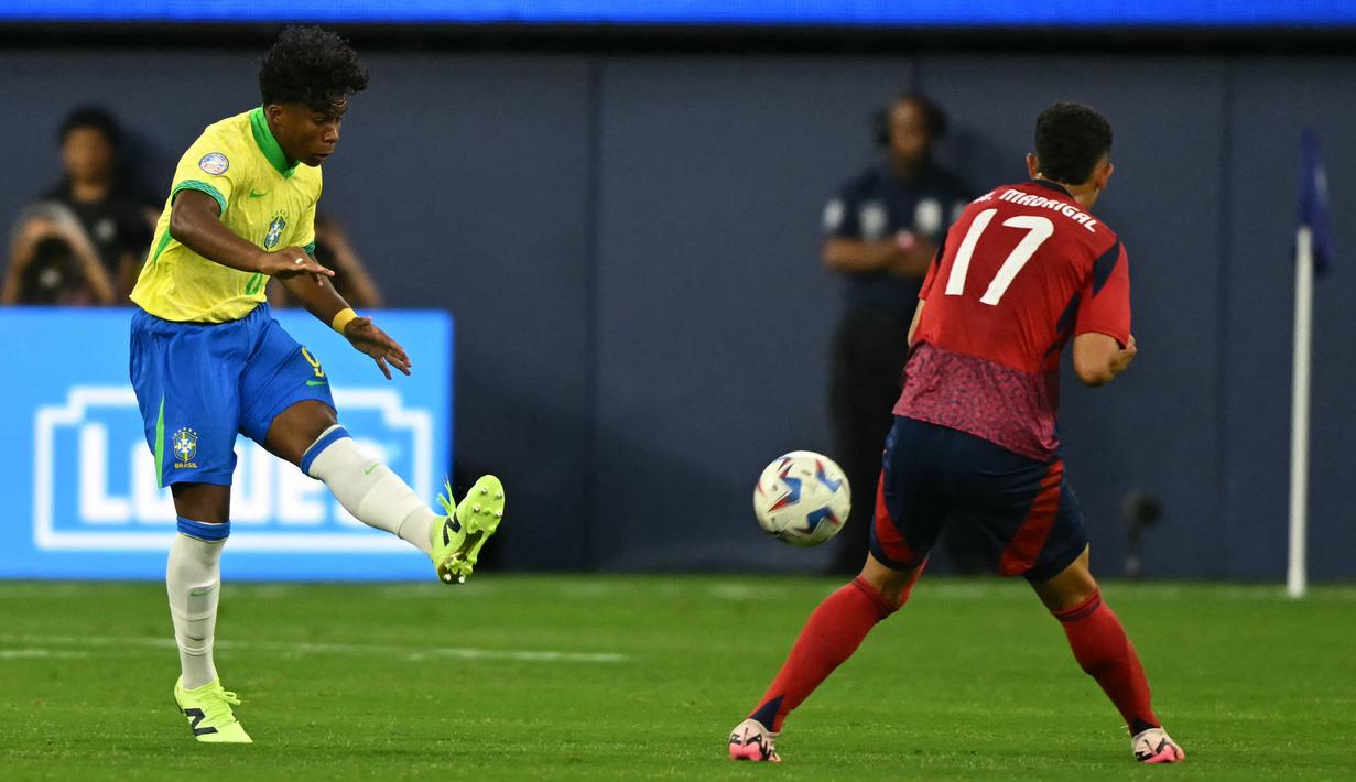 Pemain muda Brasil, Endrick (kiri) menendang bola dibayangi pemain Kosta Rika pada laga Grup D Copa America 2024 di SoFi Stadium, Inglewood, California, Selasa (25/06/2024) WIB. (AFP/Pattrick T. Fallon)