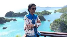Ustaz Abdul Somad datang ke Raja Ampat, Sorong, Papua Barat untuk mengisi dakwah. Ribuan warga berkumpul untuk mendengarkan ceramah dari Ustaz Somad.