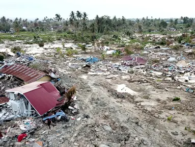 Pantauan udara ratusan rumah terendam lumpur dan tanah di Petobo, Palu Selatan, Sulawesi Tengah, Rabu (3/10). Fenomena likuifaksi tersebut terjadi pasca gempa berkekuatan 7,4. (Liputan6.com/Fery Pradolo)