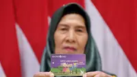 Warga Lansia Bersyukur Dapat KLJ, Bisa Belanja Kebutuhan Pokok