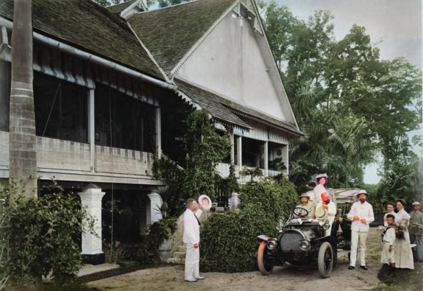 Di depan rumah dr. W. Schuffner, Medan, 1910an (Bintoro Hoepoedio)