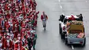 Sebagai informasi, kegiatan ini dilakukan secara rutin tiap tahunnya oleh salah satu grup department store terbesar di Spanyol. Tampak dalam foto, ribuan pelari yang mengenakan kostum Santa Claus berpartisipasi dalam edisi ke-14 lomba Santa Claus, sebuah lari santai sejauh 4,5 km melalui jalan-jalan Madrid pada Minggu 21 Desember 2025. (OSCAR DEL POZO/AFP)